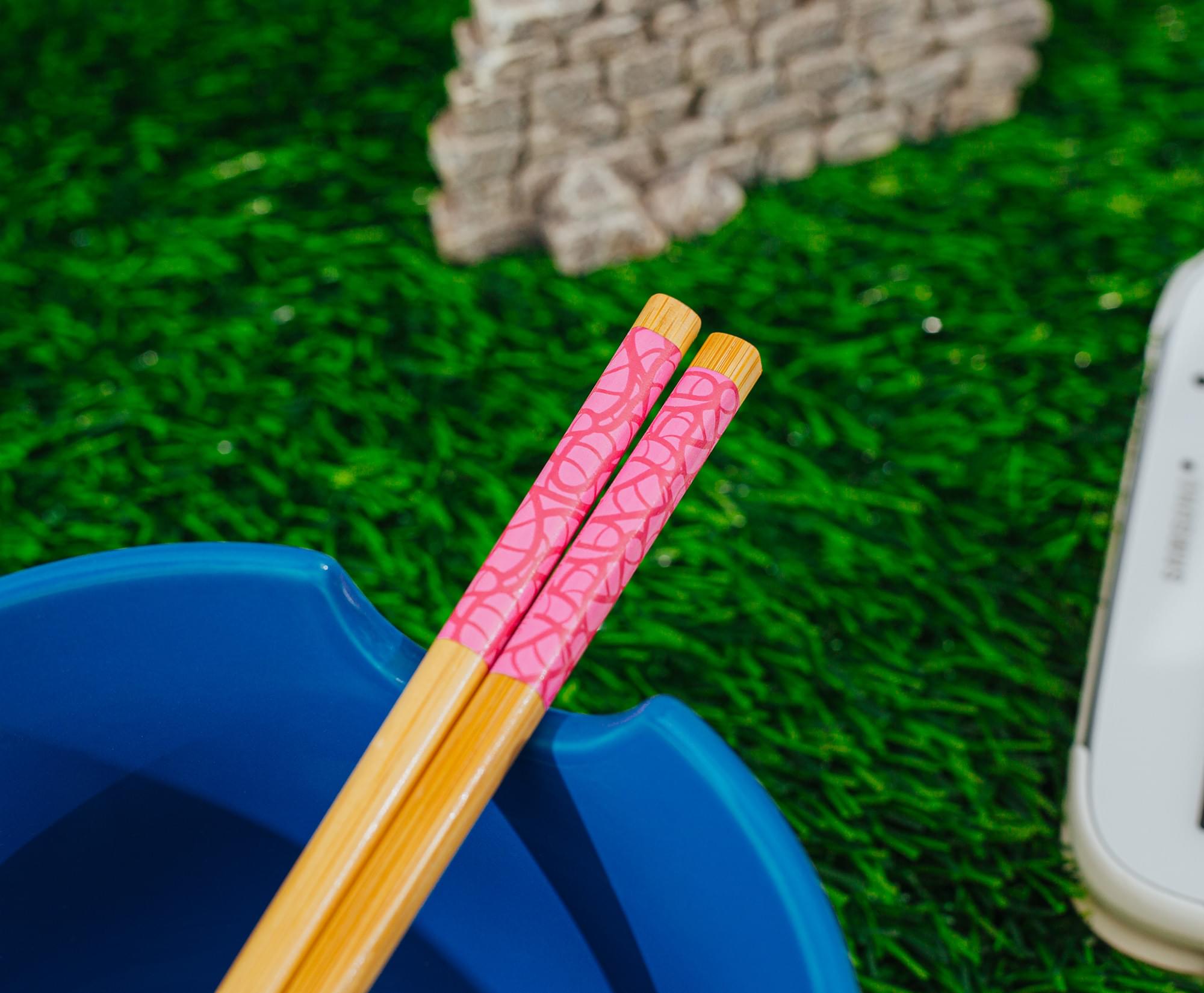 Shrek "Shrekies Eyeballs Cereal" 20-Ounce Ramen Bowl and Chopstick Set