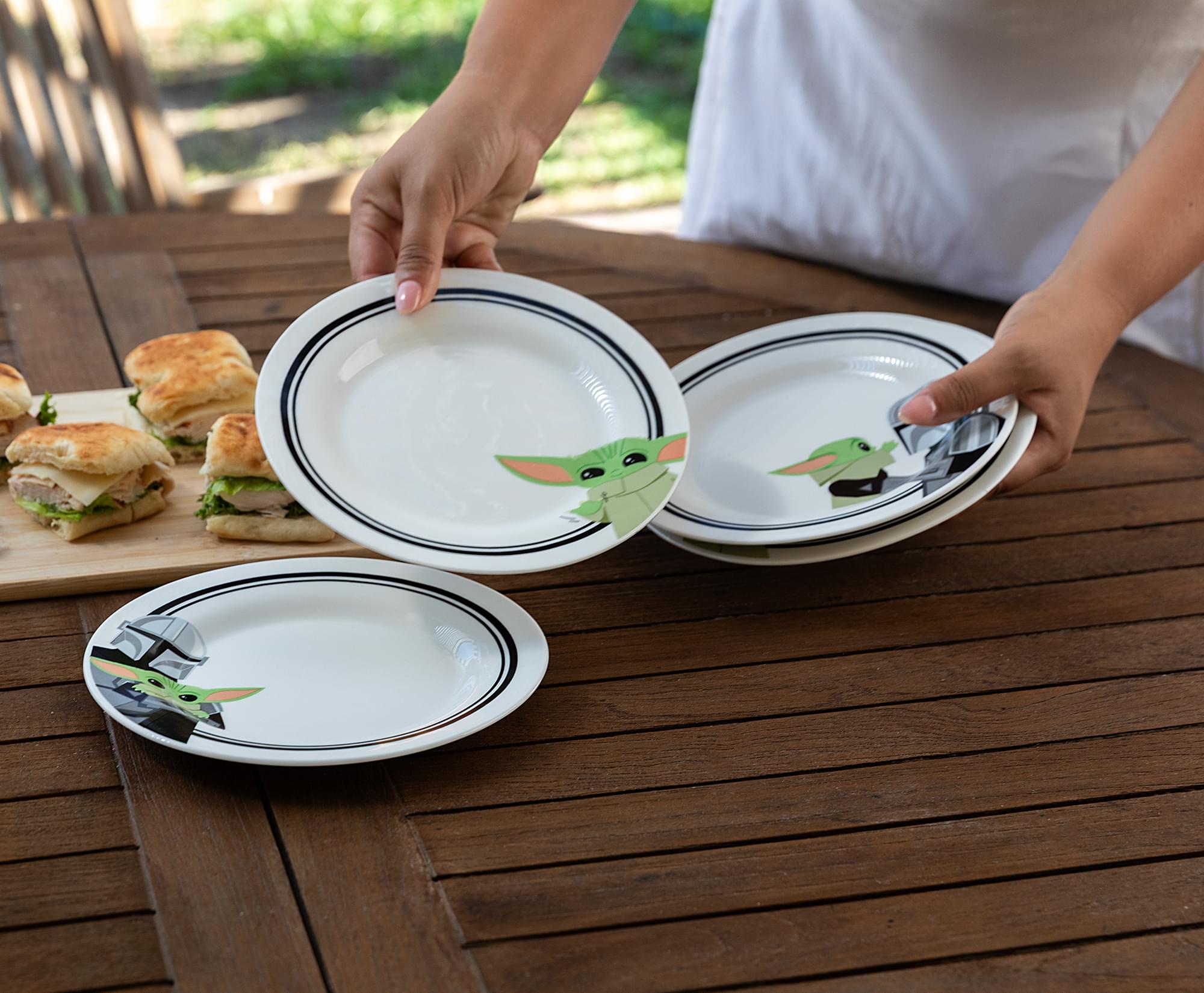 Star Wars: The Mandalorian Mando and Grogu 4-Piece 8-Inch Dinner Plate Set