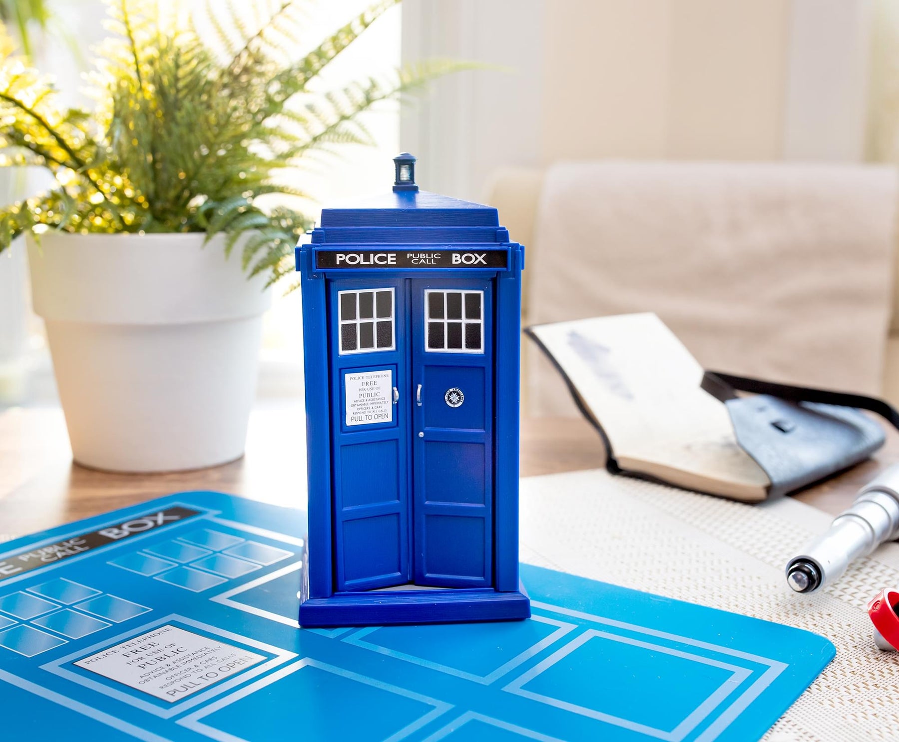 Doctor Who TARDIS Electronic Spin And Fly Vehicle