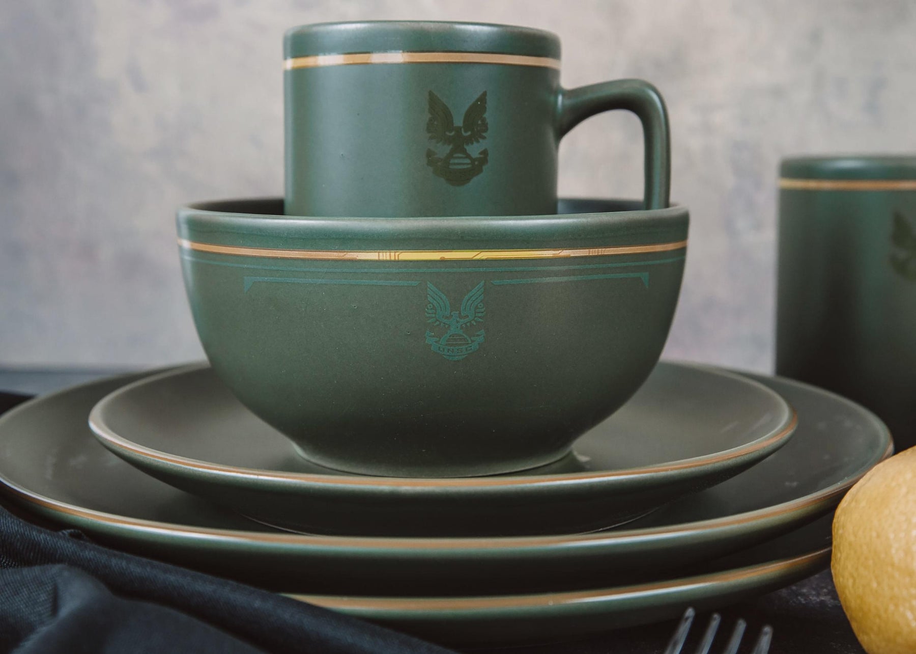 HALO Master Chief 117 Stoneware 8-Piece Dinnerware Set | Plates, Bowls, Mugs