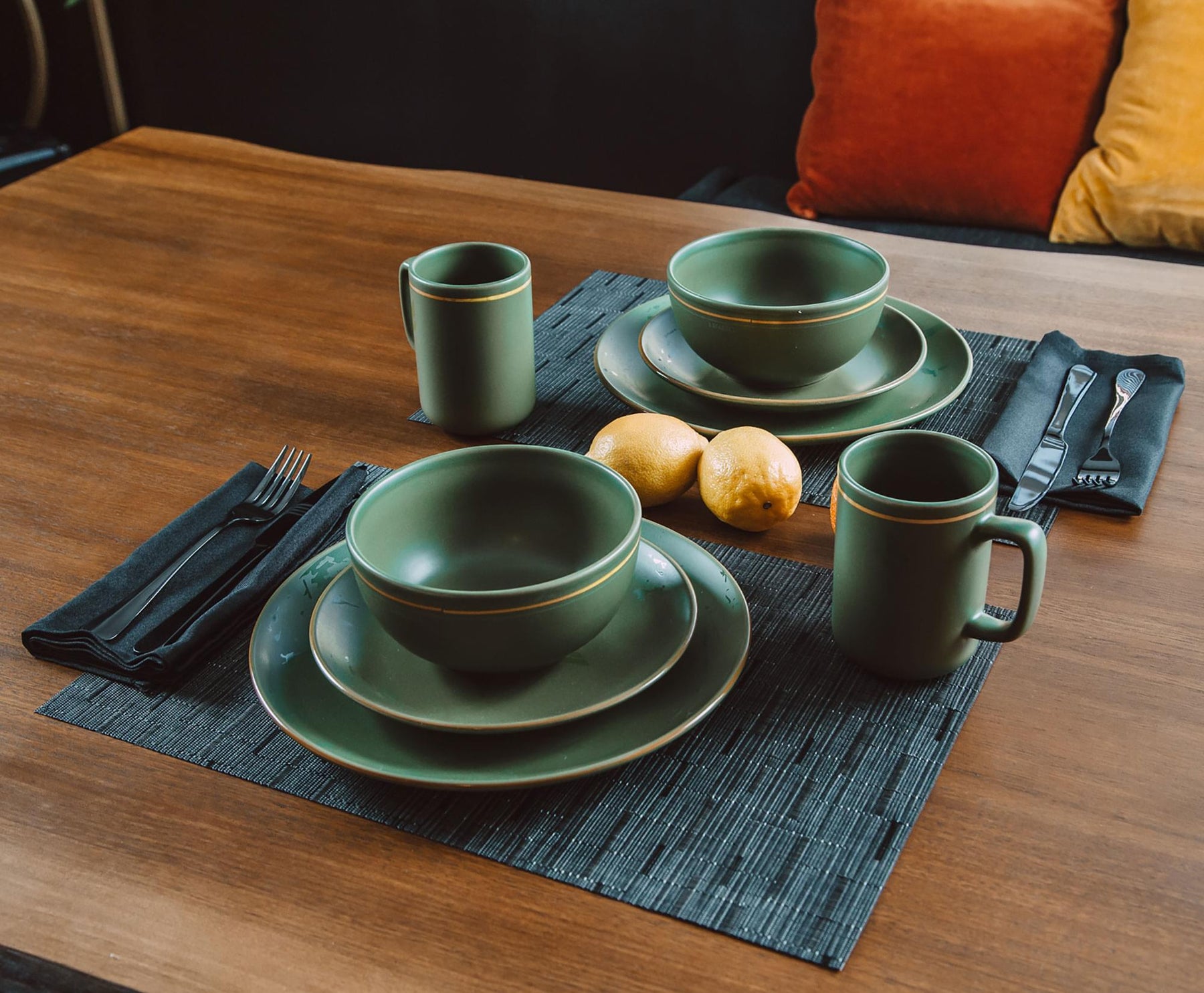 HALO Master Chief 117 Stoneware 8-Piece Dinnerware Set | Plates, Bowls, Mugs