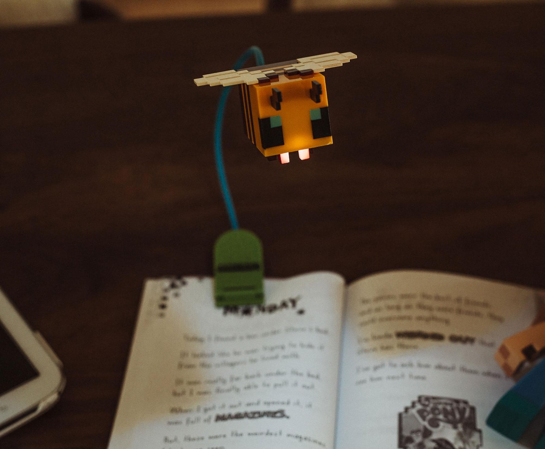 Minecraft Yellow Bee Battery-Powered Reading Light with Clip and Adjustable Arm