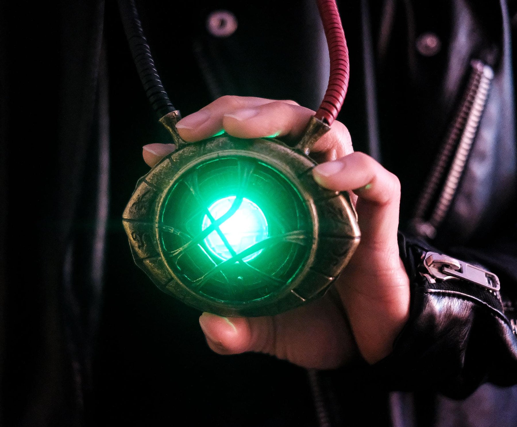 Marvel Doctor Strange Eye of Agamotto 1:1 Scale Light-Up Prop Replica Necklace