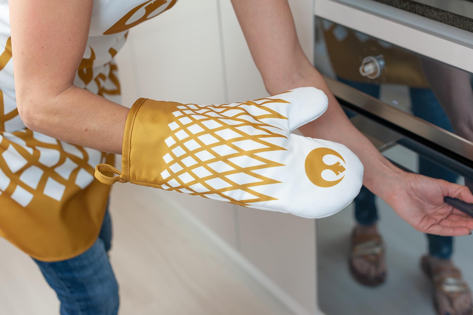 Star Wars White/Gold Adult Apron & Oven Mitt Set - Rebel Design